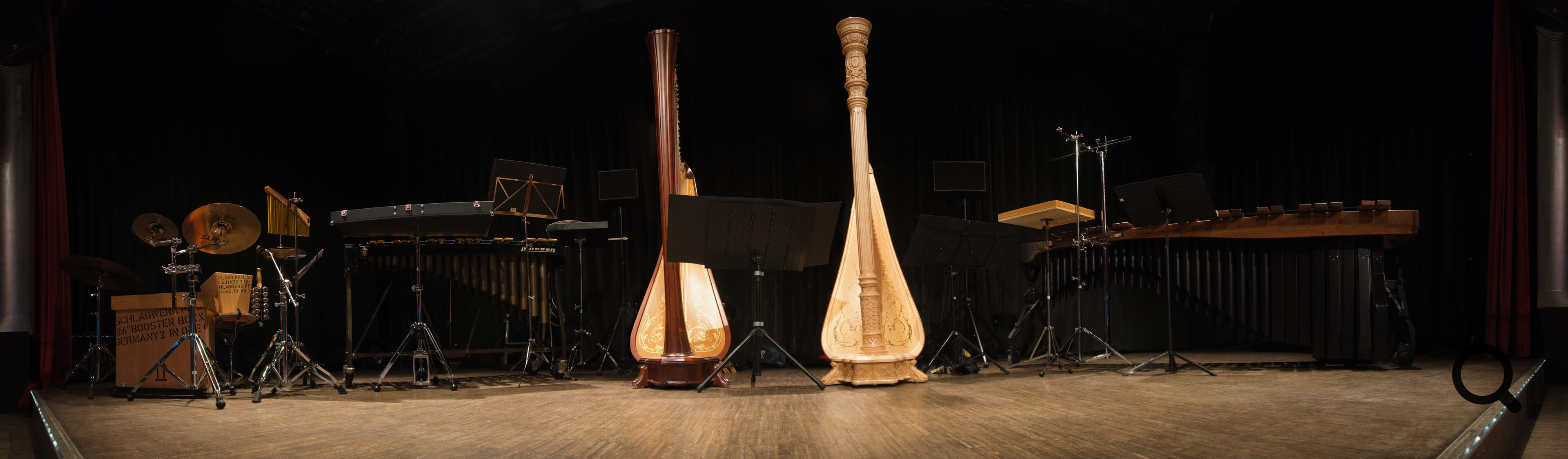 Panorama harfussion Instrumente auf B&uuml;hne